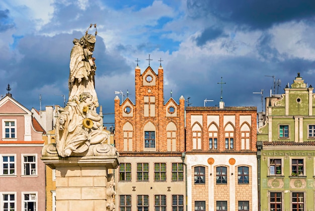 Edificio colorido histórico del mercado de la ciudad vieja en Poznan