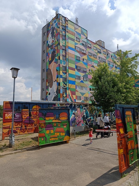 Un edificio colorido con un mural colorido en el lateral.