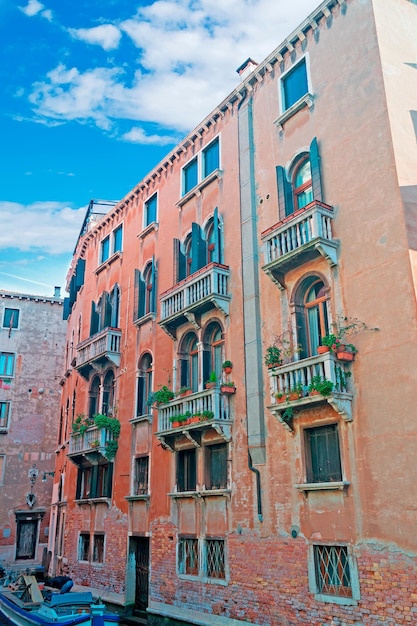 Edifício colorido sob um céu nublado em Veneza Itália