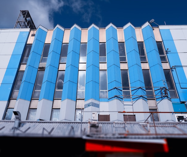 Edifício com fundo de cidade de colunas de janela vertical azul