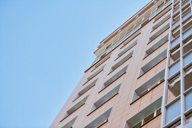 Edifício com vários andares e céu azul