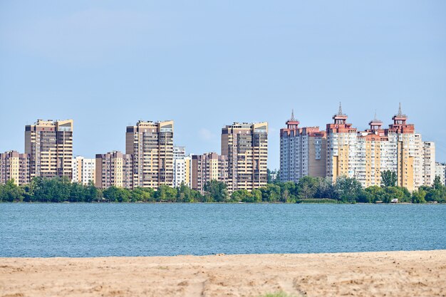 Edifício com vários andares sobre o rio