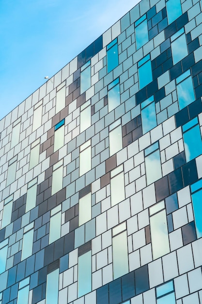 Edificio comercial con fachadas de vidrio contra el cielo