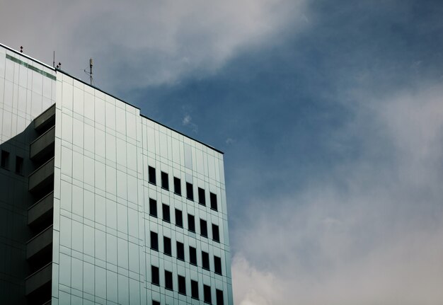 Foto edifício comercial moderno e céu azul