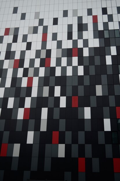 Edificio con cuadrados blanco negro gris y rojo