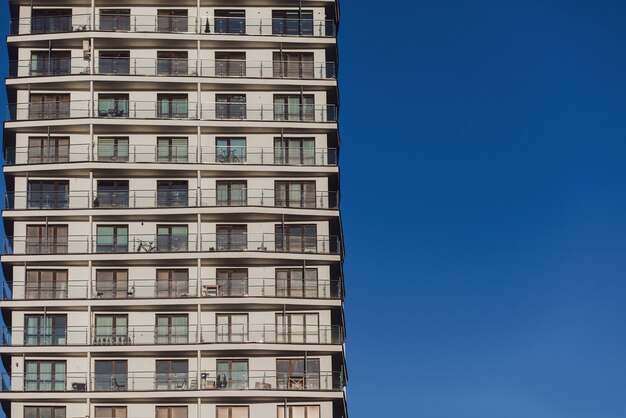 Edifício confortável e moderno. hipoteca. condomínio. espaço para texto