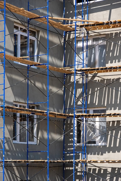 Foto edificio en construcción con andamios el proceso de renovación de un nuevo edificio