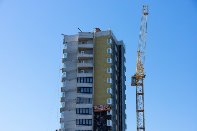 Edificio en construcción, flujo de trabajo, proyectos de construcción, aislamiento y acabado de fachadas.