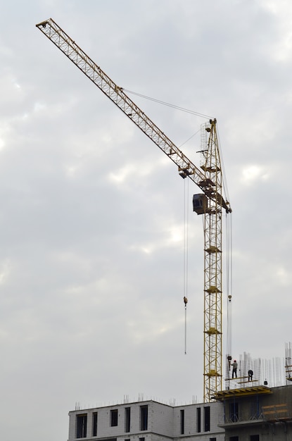 Edificio en construcción con grúa.