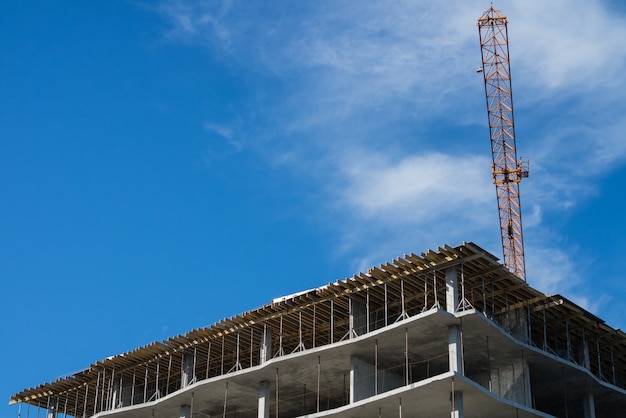 Edificio en construcción y grúa.