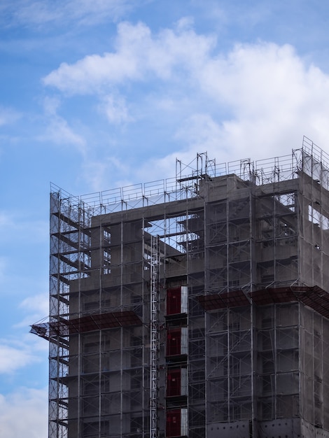 Foto edificio en construcción, grúas y rascacielos