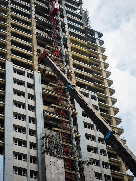 Edificio en construcción, grúas y rascacielos