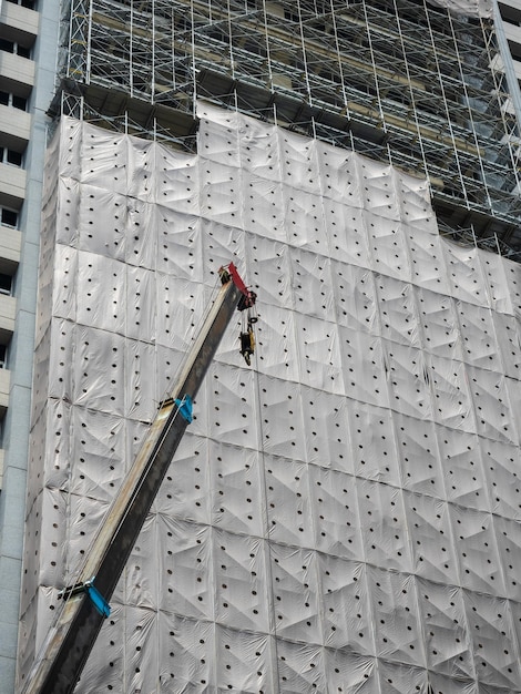 Edificio en construcción, grúas y rascacielos