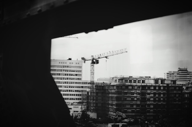 Foto edificio en construcción visto a través de la ventana