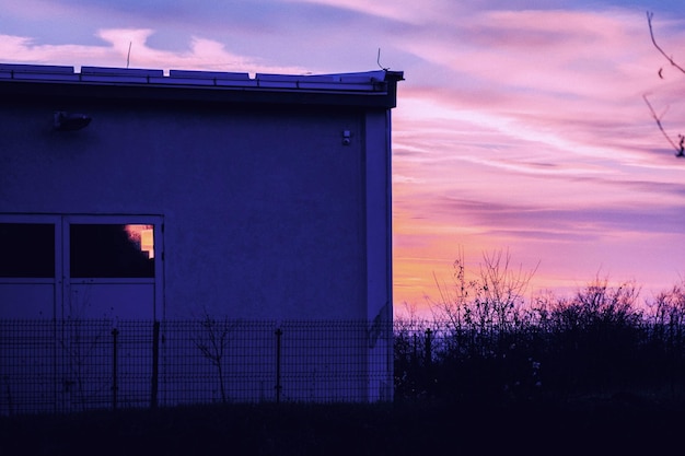 Foto edifício contra o céu ao pôr-do-sol