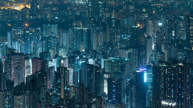 Edifício corporativo à noite em Hong Kong