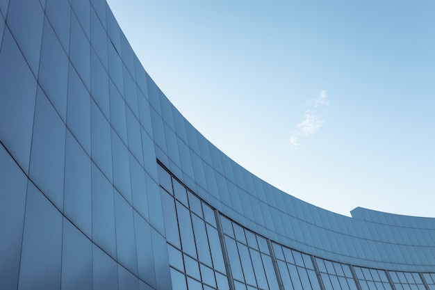 Edifício corporativo no fundo do céu azul com lugar isolado para texto