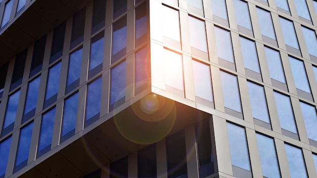 Edificio de cristal con fachada transparente del edificio y cielo azul.