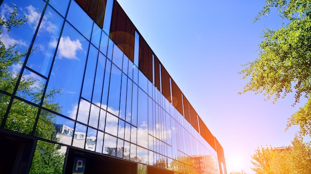 Edificio de cristal con fachada transparente del edificio y cielo azul.