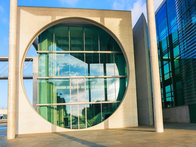 Edificio de cristal moderno del Parlamento Bundestag alemán en Berlín, Alemania