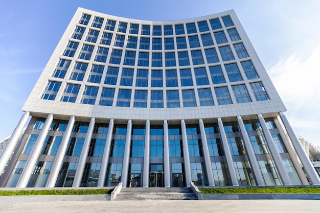 Edificio de cristal de oficinas moderno sobre fondo de cielo