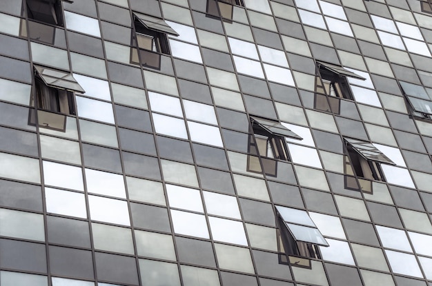 Edificio de cristal con ventanas abiertas.