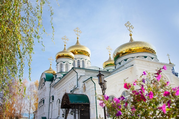 Edifício cristão da religião da igreja com cúpulas de ouro