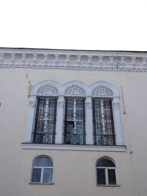 un edificio con una cruz en el frente y la palabra st