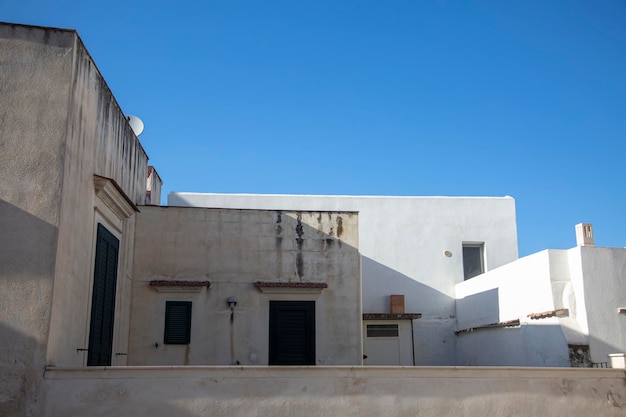 edificio cuadrado blanco de un piso para recreación bajo un cielo azul