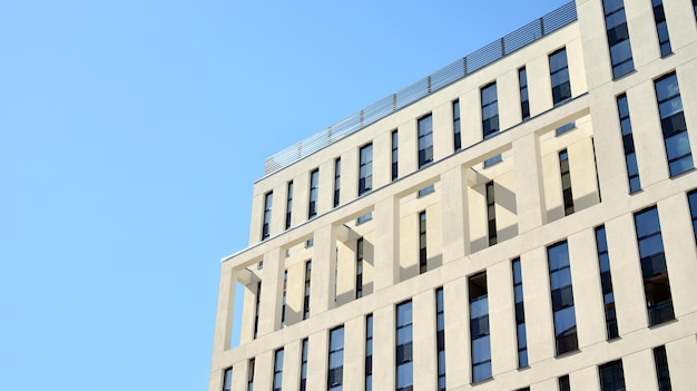 un edificio con un cuadrado en el frente y la palabra " en él ".