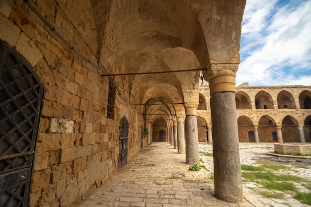 Edificio cuadrado medieval con patio y muchos arcos