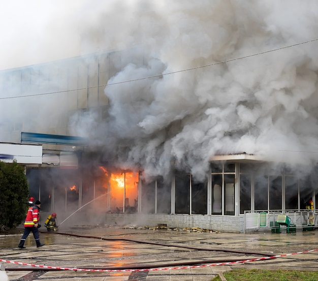 Edificio cubierto de fuego y humo fuerte