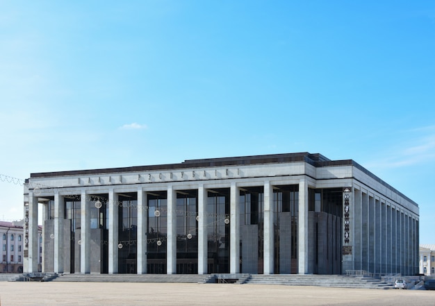 Edificio cultural Palacio de la República de Bielorrusia con la capital de Minsk