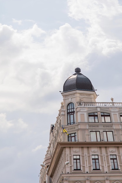 Un edificio con una cúpula y una bandera de Ucrania en la parte superior