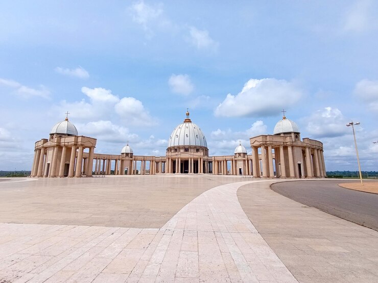 un edificio con una cúpula que dice el nombre de la iglesia Basílica de Nuestra Señora de la Paz