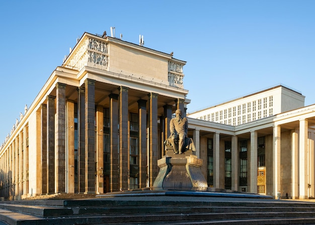Edifício da Biblioteca Estatal Russa na cidade de Moscou, na Rússia, pela manhã.