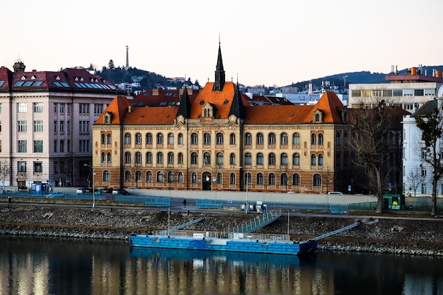 Edifício da escola de engenharia em bratislava, ao lado do danúbio, em um dia nublado