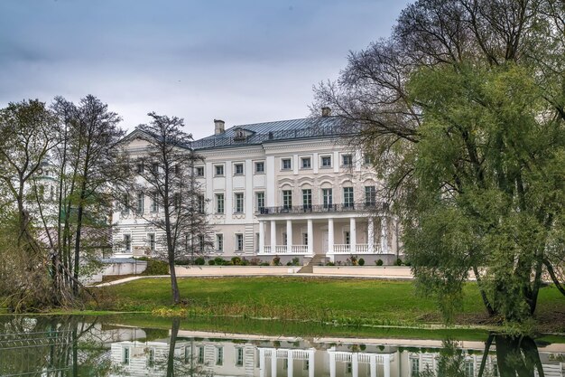 Edifício da mansão na aldeia de polotnyany zavod, Rússia