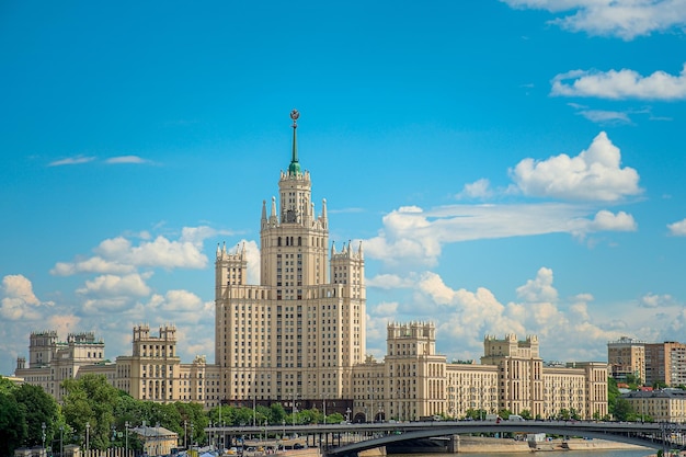 Edifício da torre no aterro Kotelnicheskaya em Moscou