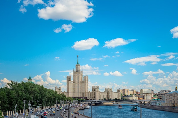 Edifício da torre no aterro Kotelnicheskaya em Moscou