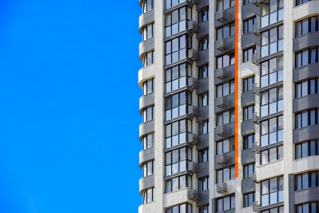 Edifício de apartamentos de alta altura recém-construído no fundo do céu azul