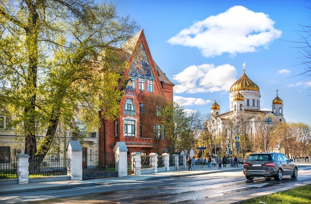 Edifício de apartamentos de Pertsova às margens do rio Moskva e da Catedral de Cristo Salvador em Moscou em um dia ensolarado de verão