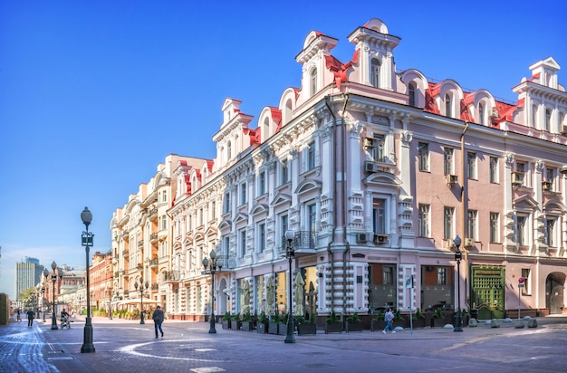 Edifício de apartamentos de skvortsov na rua arbat em moscou em uma manhã de verão