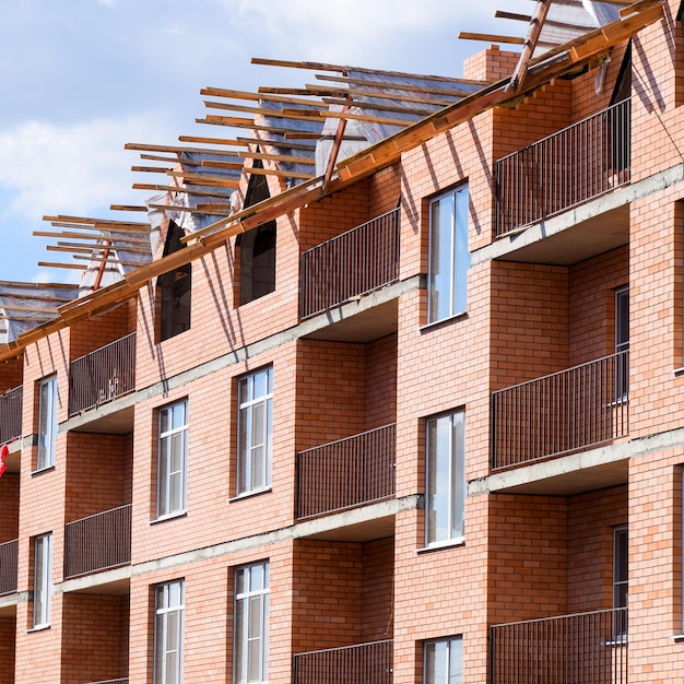 Edifício de apartamentos de tijolos de três andares em construção