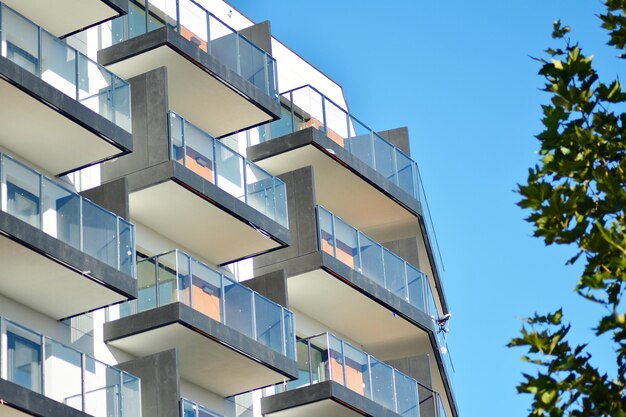 Edifício de apartamentos moderno e novo Bloco de habitação moderno e elegante de vários andares