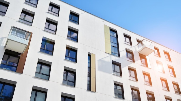 Edifício de apartamentos moderno em um dia ensolarado com um céu azul fachada de um edifício de apartamento moderno