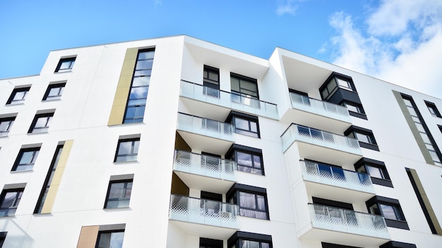 Edifício de apartamentos moderno em um dia ensolarado com um céu azul fachada de um edifício de apartamento moderno