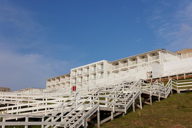 Edifício de apartamentos para viagens de verão em hotéis Foto de alta qualidade