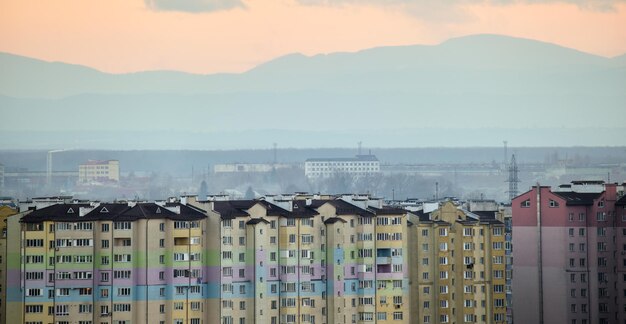 Edifício de apartamentos residenciais de altura em área residencial da cidade desenvolvimento imobiliário