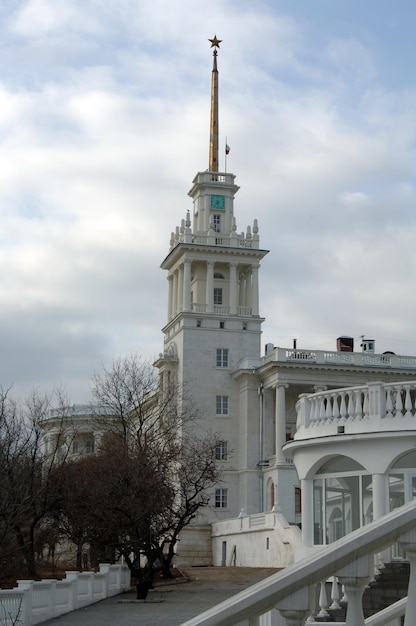 Edifício de arquitetura de Sebastopol com o relógio e a bandeira russa